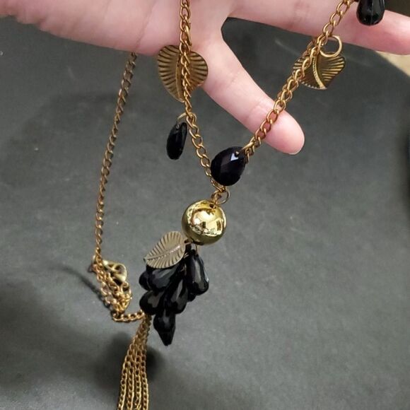 Gold tone necklace with black beads - Picture 2 of 11
